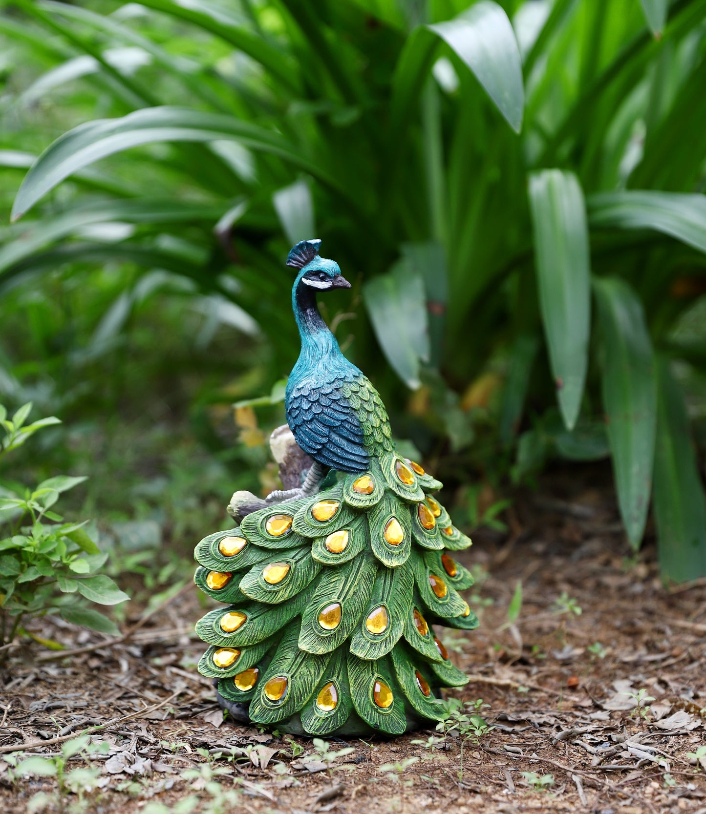 Calm Peacock Statue with High-Power Solar Spotlight