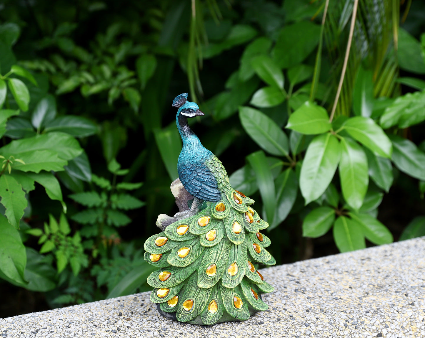 Calm Peacock Statue with High-Power Solar Spotlight