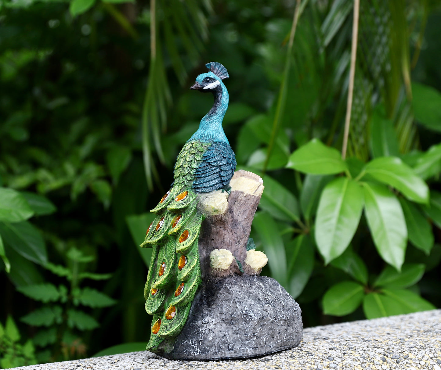Calm Peacock Statue with High-Power Solar Spotlight