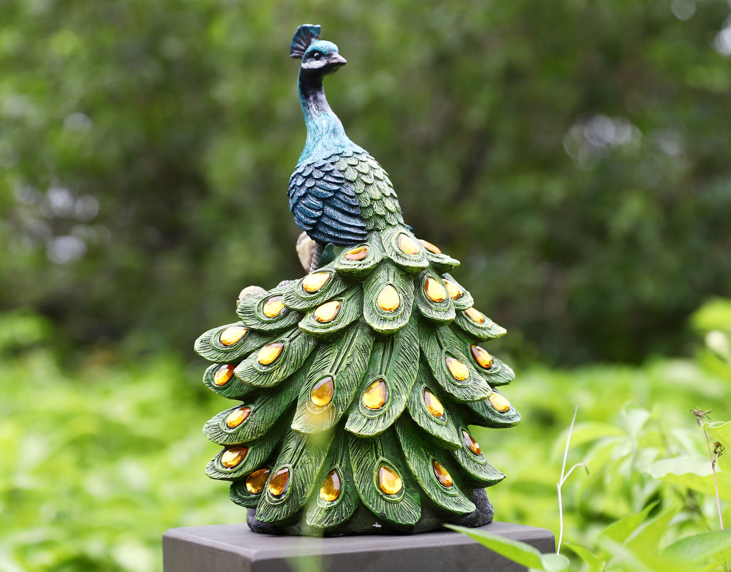 Calm Peacock Statue with High-Power Solar Spotlight