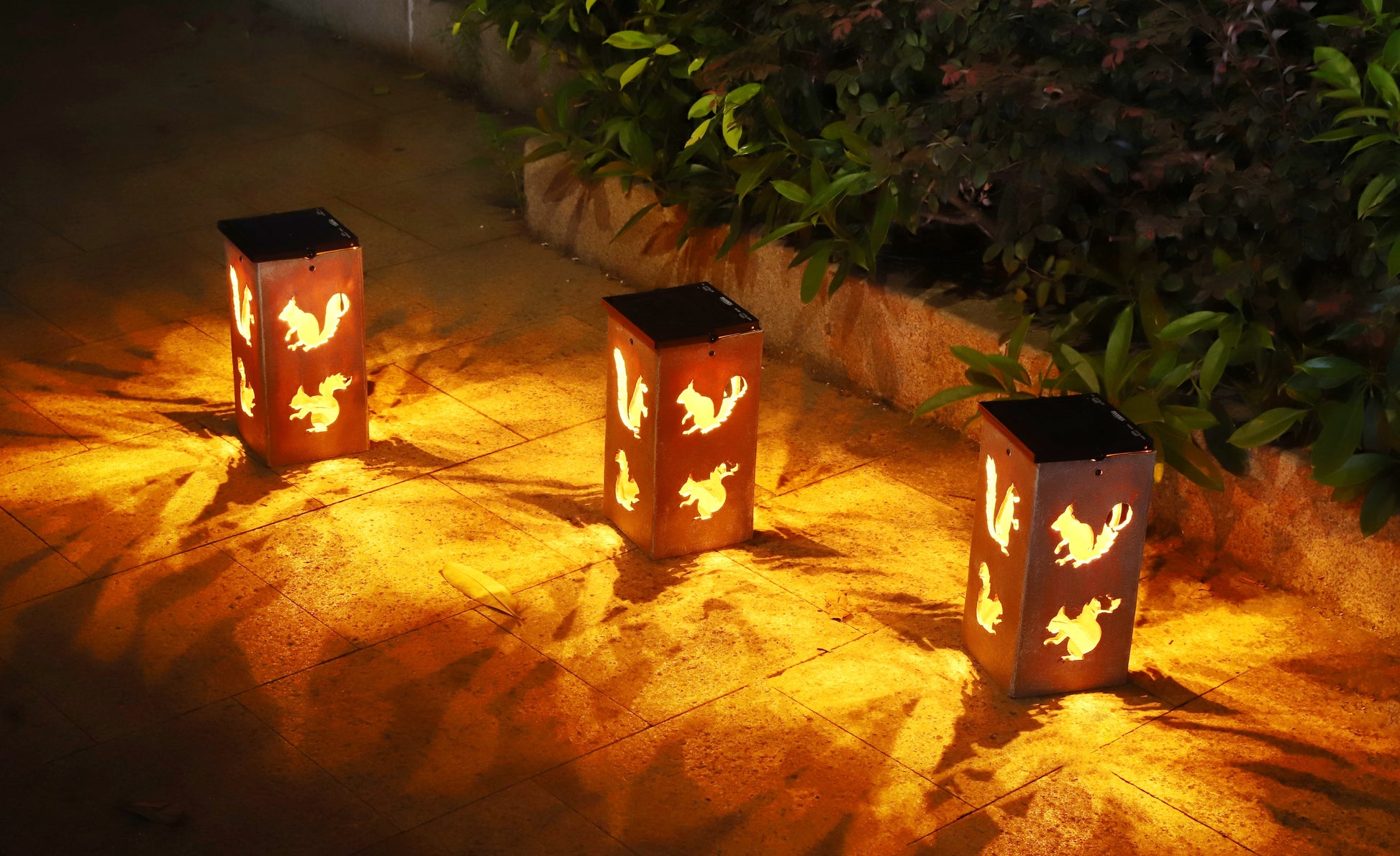 8 LED Solar Portable Outdoor Lantern with Flame - Techko Maid